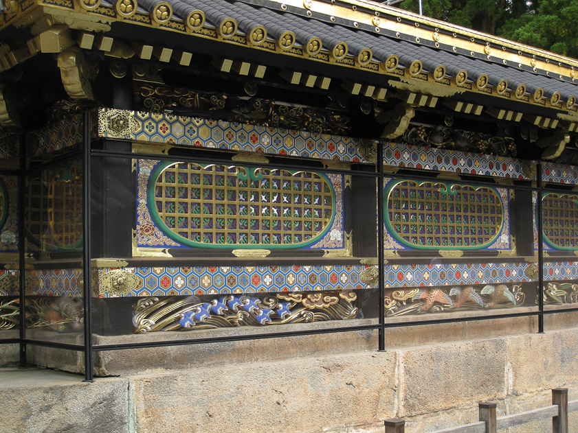 Decoration on he wall to the right of the Karamon. This wall is the Tozai Sukibei (East/West See-Through Wall).