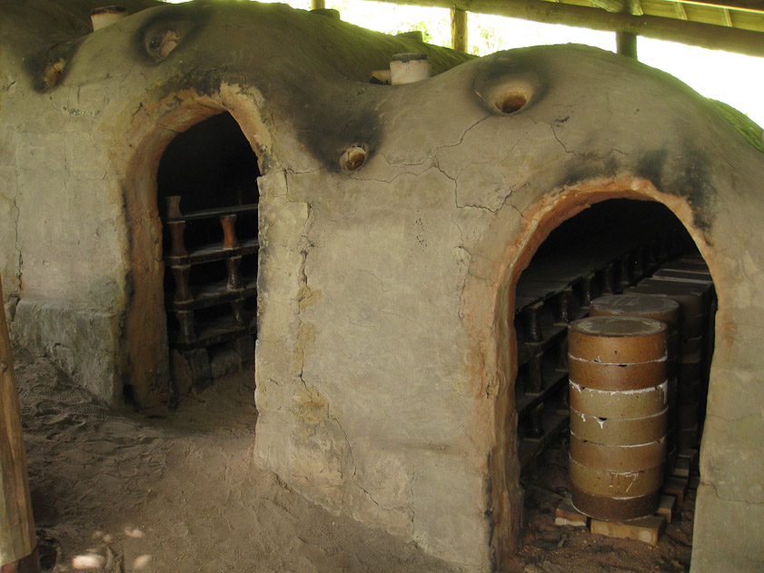 Hamada used a climbing kiln, with some work protected from direct flames by being fired in saggers.