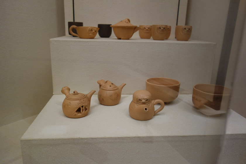 These Akita tea pots and cups have inset features like faces with eyes that move around. When these eathenware utensils have been used a few times the tea stains then dark brown.