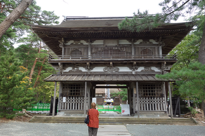 Tentokuji is a temple of the Sōtō sect of Zen Buddhism. It was the property of Satake Yoshinobu, first lord of the domain of Kubota, with included Akita. This gate was built in 1628.