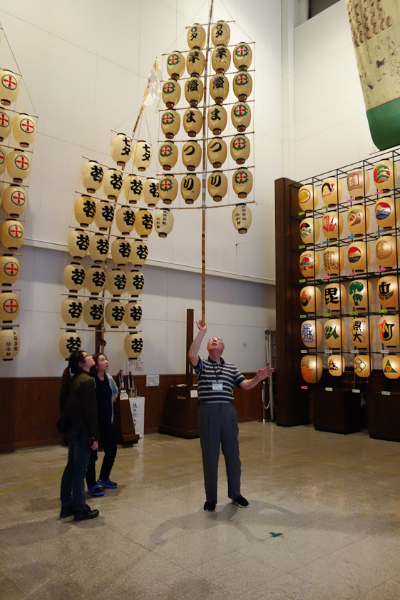 A guide demonstrates one of the balancing techniques  using a small array.
