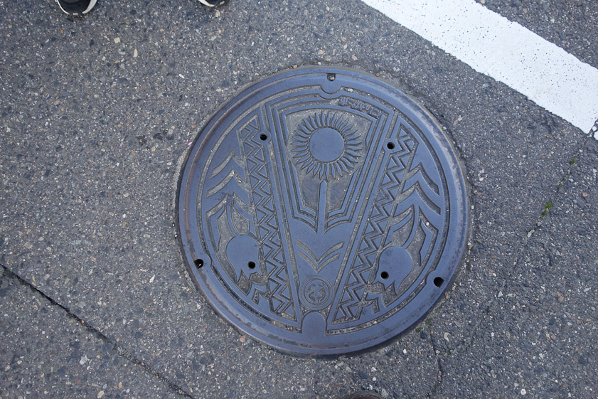 Manhole cover in Niigata.