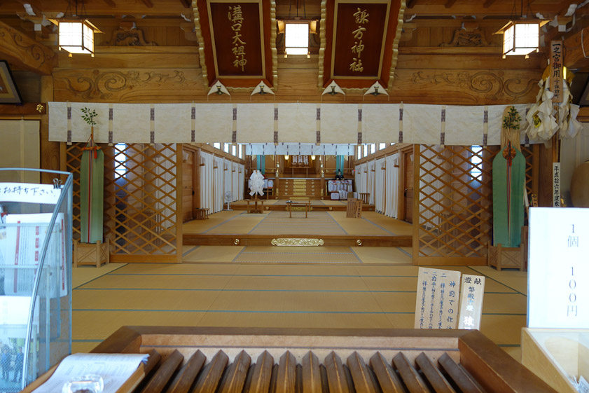 View of the interior from the entrrance. The grill in the foreground is to accept small coin donations, typically brass ¥5 pieces.