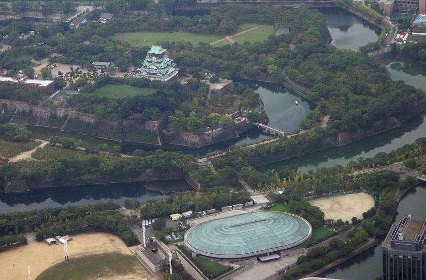 We had a fine view of Osaka Castle and the Osakajo Hall. The March sumo tournament is not held here, but at the Prefectural Gymnasium in the Naniwa Ward.