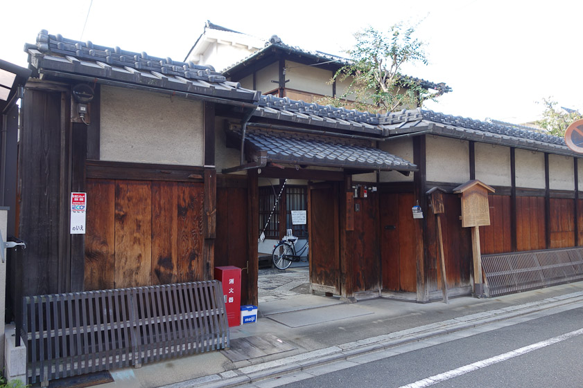Later that day, our friend Mayumi Sasaki took us to see Nijo Jinya. It started in 1670 as a house and place of business of the oldest son of a samurai on the wrong side at the battle of Seigahara (1600) who became a merchant. His business was to exchange rice and silver and gold coins. He also housed daimyos and their retainers in Kyoto for business with the Shogun.
