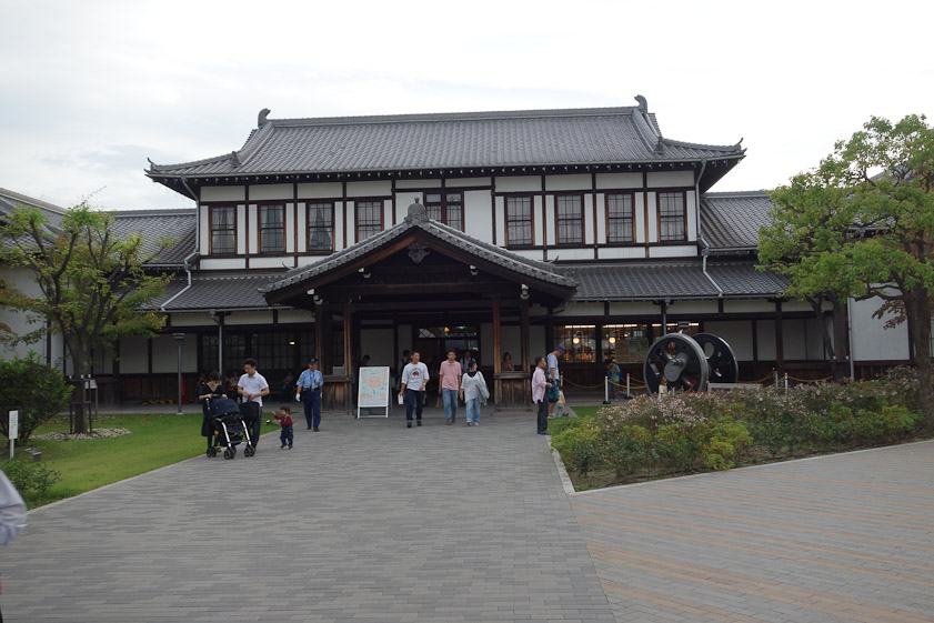 The main building of the Umekoji Steam Locomotive Museum was the former Nijo Station relocated here.