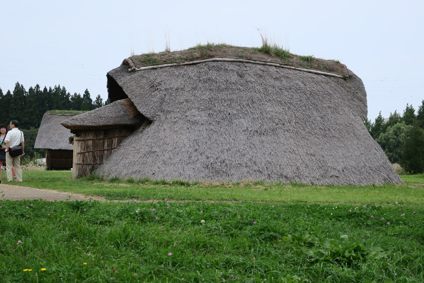 The Sannai-Maruyama Site in Aomori displays archeological finds and reconstructions of settlements of the early and middle Jomon periods (3500-2000 BC). This is a medium-size pit house.
