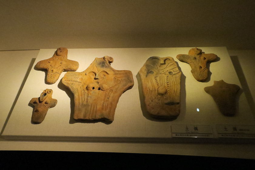 Flat figures of the Jomon period.