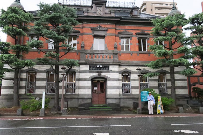 Ed standing in front of the Akarenga Kyoudokan, built as a bank in 1912 and now a museum.