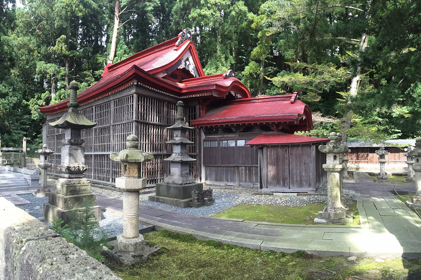 Mausoleum of the Satake family at Tentokuji.