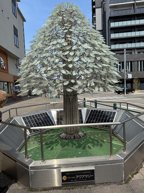 The glass tree outside the train sation is another procut of the local indstry.