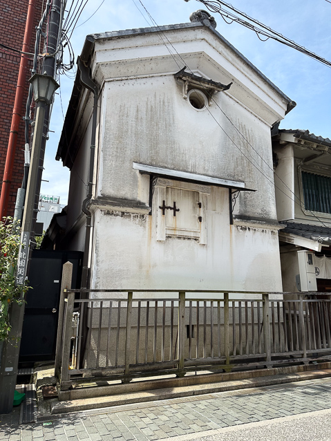 There is an area of old buildings a few blocks from the train station called the Black Wall District. This is probably a fire-proof storehouse.