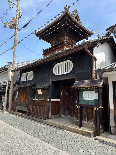 Black Walls refers to the black wooden walls of many of the traditional buildings..