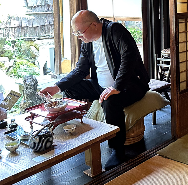 Wesstern cuostomers who do not sit comfortabbly on the floor were providedlo  chairs and two-level plaatforms to bring the dishes closer.