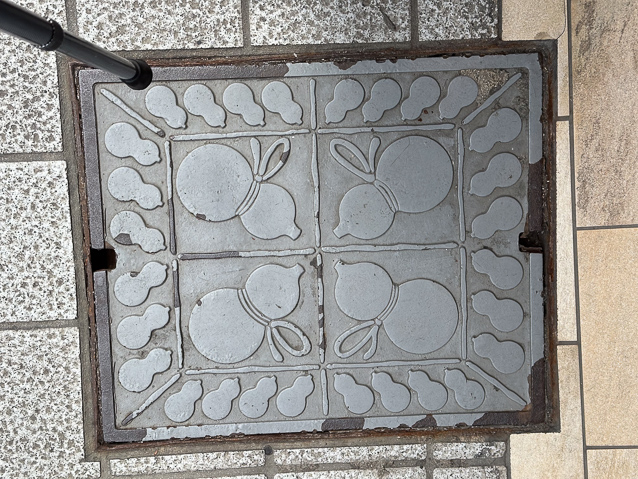 Nagahama manhole cover