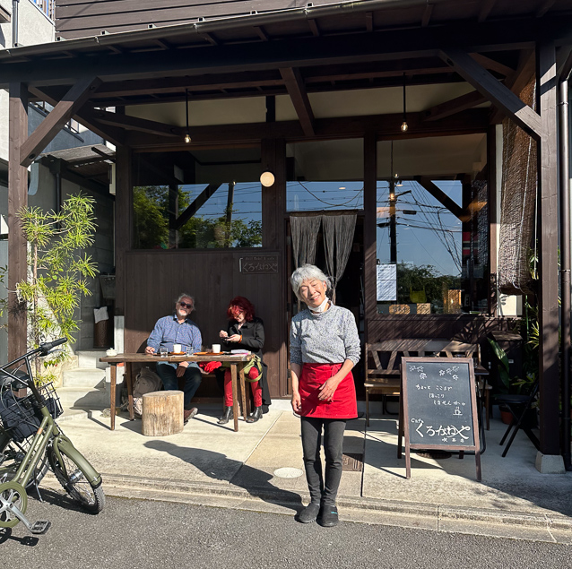 We found this little cafe after walking a long way down the Philosophet's Walk past the soba place we'd been looking for.