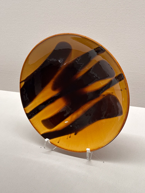 Plate by Kano Mitsuo, made in 1963, the year the National Museum of Modern Art was founded.