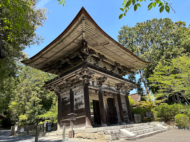It was built in1452 for Joraku-ji in Konan City, but was moved several times before being given to Miidera in  1601 by  Tokugawa Ieyasu.
