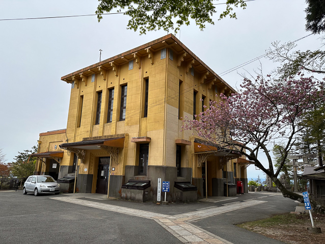 The station on Mt. Hiei. The cable is a loop that comes up to here, around a big pulley and then descends 2.0 km to the Sakamoto staion and around a second pulley. one side of the loop carries a car up while the other side carries another car down. The cable then changes direction, rotating the  other way. There is a short section of two parallel tracks where the two cars pass each other.