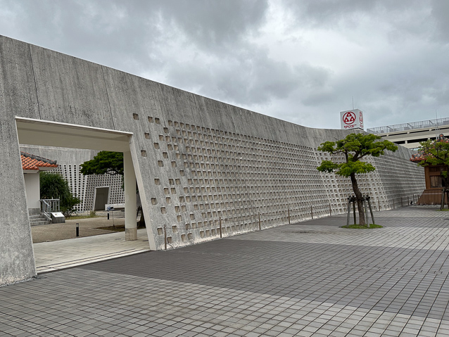 Inside the csloping wall is a courtyard with conventional hsitoric buildings.