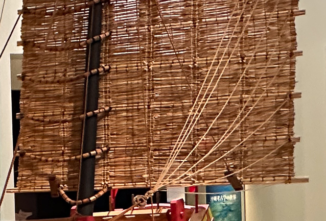 The sails are made of narrow strips of matting stiffened, by horizontal battons. Each batten is tied to a sheet and the sheets are gathered together. Quite different from Western cloth sails and sheets.