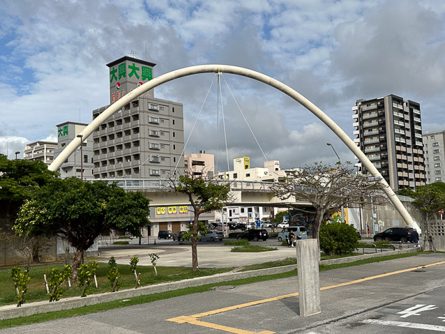 Pedsreian bridge near the museum.