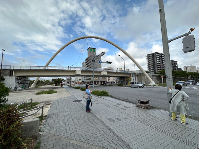 The arch is in a plane rotated aboit 30º from the walkway it supports.