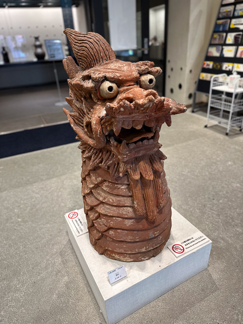 No English text here, just am English audioguide that covered generalities, not specific pieces. I think this is 20th century work