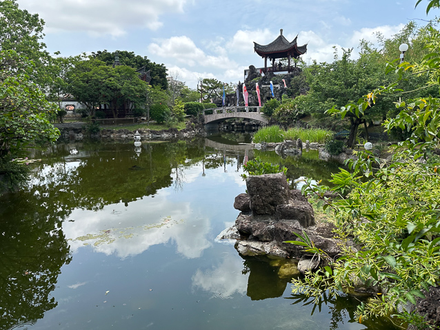 The garden was built nearly entirely with the wood and stone from Fuzhou, with the help of artisans from Fuzhou.