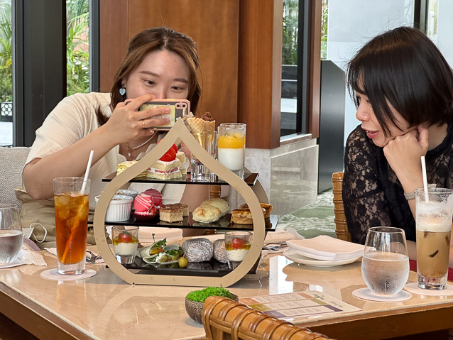 The people at the neighboring table were more ambitious.