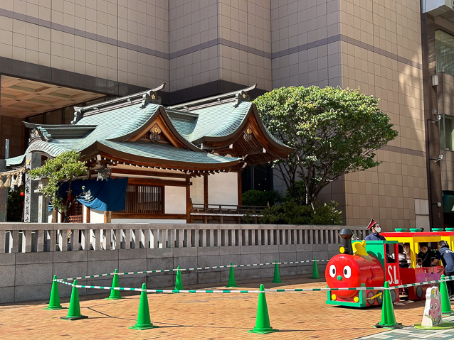 This shrine in a corner of the Hotel Okura in the Hakata neighborhood of Fukuoka is used for Shinto marriages. A toy train was giving rides during three consecutive holidays 3-5 May.