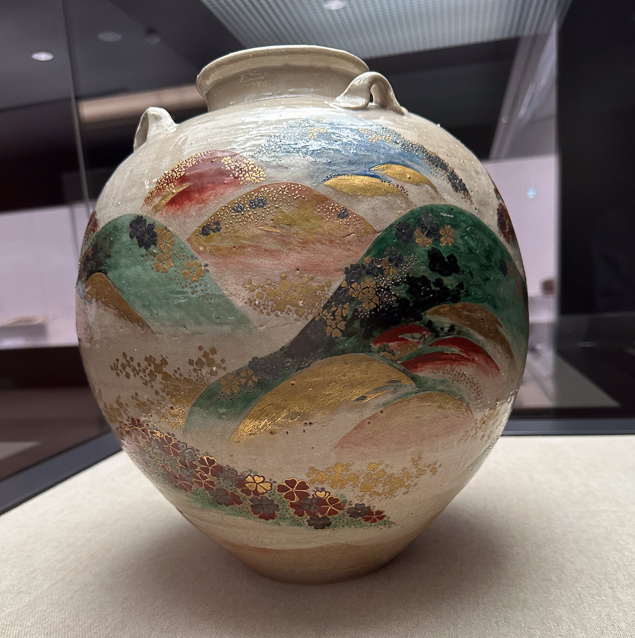 The next room was a gallery of tea implements collect by Matsunaga Yasuzaemon, an industrialist. This is a 16c pot by Nonomura Ninsei.