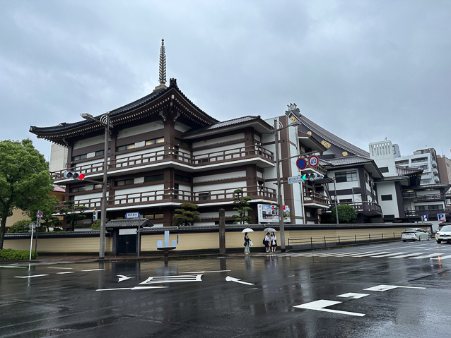 We walked past this building, perhaps a dormitory for monks. Google Maps calls  it Nishi-Hongwanji, so it may be a branch of Nishi Hongan-ji
in Kyoto.