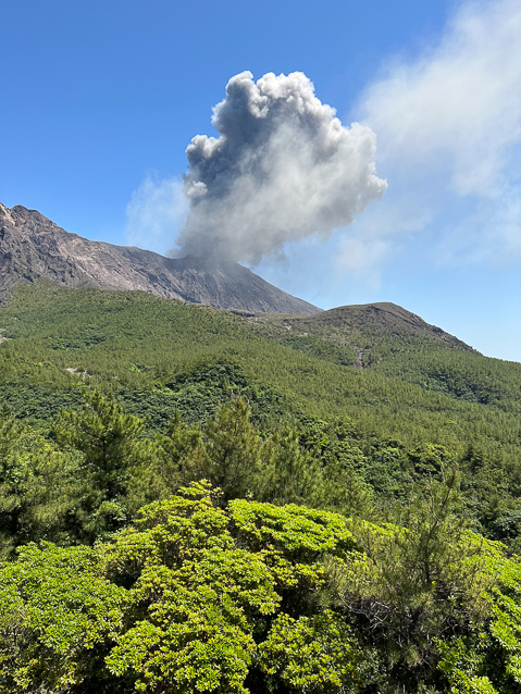 Sakurajima obliginely gave a little more energetic eruption for our visit. This is the beginning.