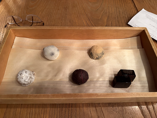 These wagasji, small confections eaten with green tea, were made by Higashiya Ginza where went to tast gyokuro tea.