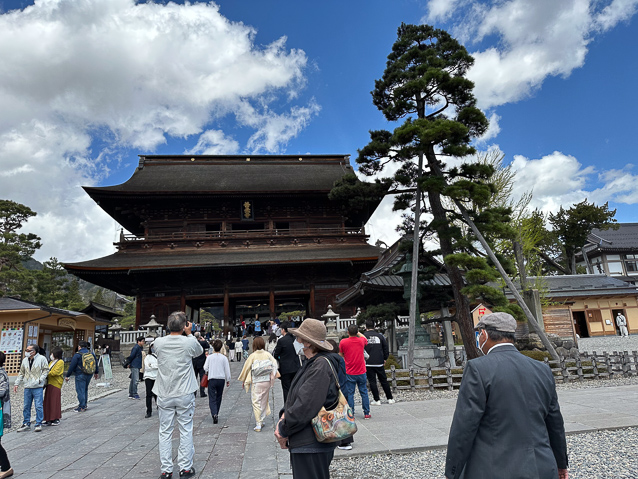Approaching Sanmon gate.