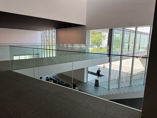 After a brief view of the interior of the Main Hall, we went to the nearby Prefectural Art Museum for lunch.