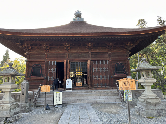 The Rinzo is a repository of Buddhist scriptures stoted on a circular rack that can be rotated by worshippers. By revolving the sutra storage, it is believed that prayers obtain a merit equivalent to reading the complete scriptures within.