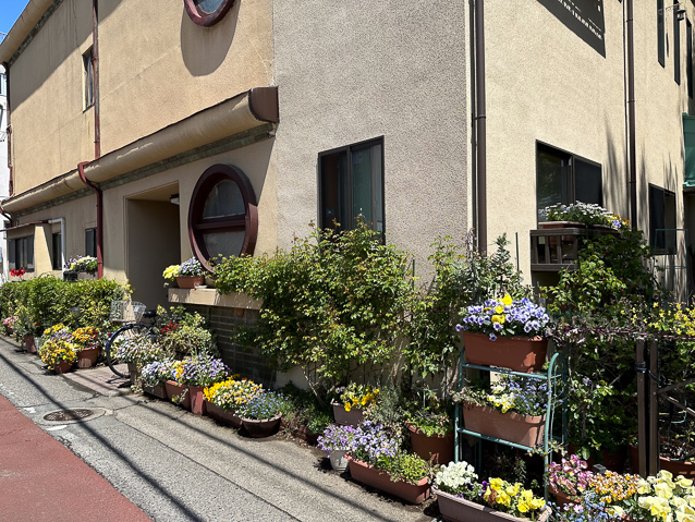 This housee was in the neighborhood of the Saihokukan, and we passed it en route to the big sight in town, Zenko-ji Temple.