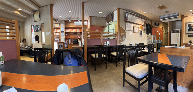 The next day we returned to Zenko-ji and had lunch  in a refined restaurant .