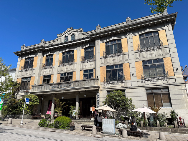 Formerly a hotel, now an Italian rstaurant. Note the slope of Nakamise street.