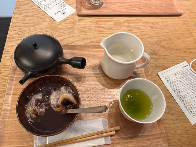 Returning fromSakurajima we had tea at Susumuyachaten Kagoshima Honten.