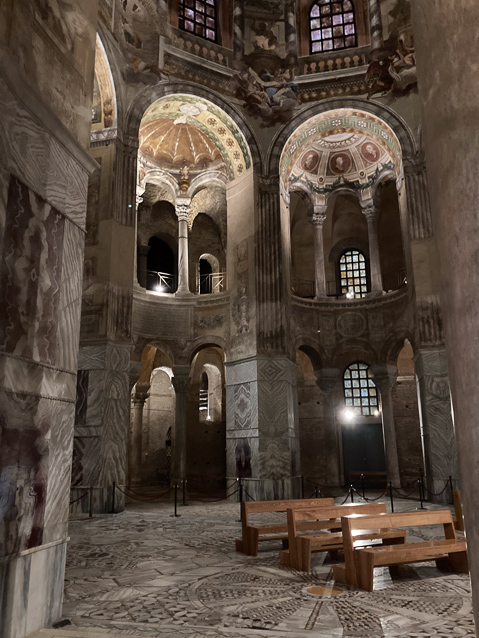 I was astounded by the magnificance of the interior, unlikr the usual rectangular space of most chirches, and with precious materials evrywhere.