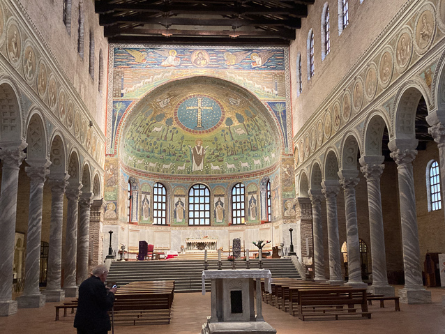 The Venetians demolishe much of the decoration on the nave walls in 1449, leaving the apse and the triumphal arch to see today.