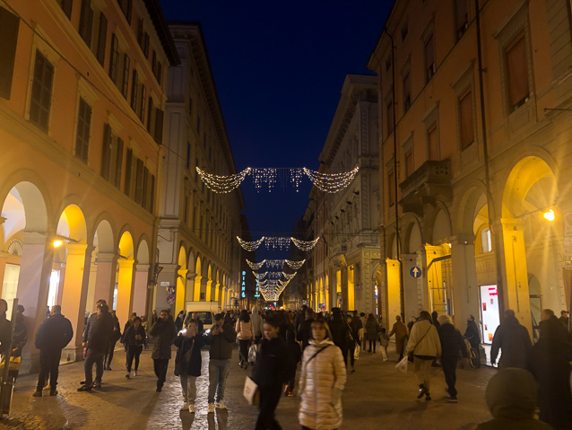 Exhausted by the museum, we walked to our hotel up the Via d'Independenca with crowds of shoppers and swags of holiday lights.