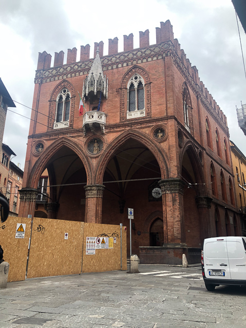 The Palazzo della Mercanzia, built in 1382 was headquarters of the Universitas mercatorum (Forum of Merchants) and of some Corporations. Starting from 1797 , with the French occupation, it became the seat of the Chamber of Commerce. Its library now holds historic recipes of Bolognese cuisine.