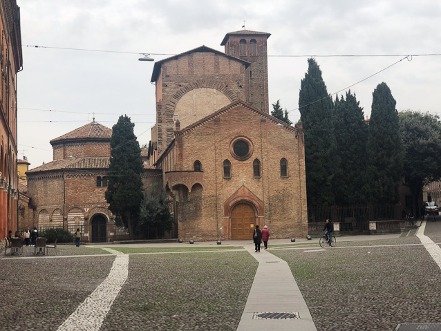 A telephoto from the end of Piazza Santo Stefano shows the Church of Saint Stephen or of the Holy Crucifix (8c) on the right and the octagonal Church of the Holy Sepulchre. Hexagonal (5c) on the left.
