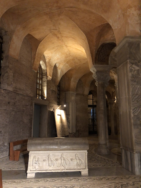 An ambulatory leads to the left of the south entrance around the octagonal perimeter wall.