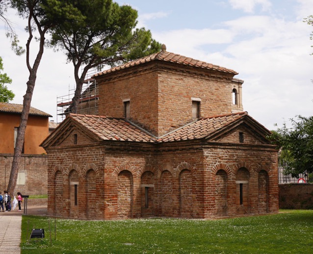 The mausoleum plan is a Latin cross with three equal arms, ome lomger arm (the north) and a square tower over thr crossing. This view showa the south and west arms and tourists walking away from the entrance ar the end of the north arm, out of sight.