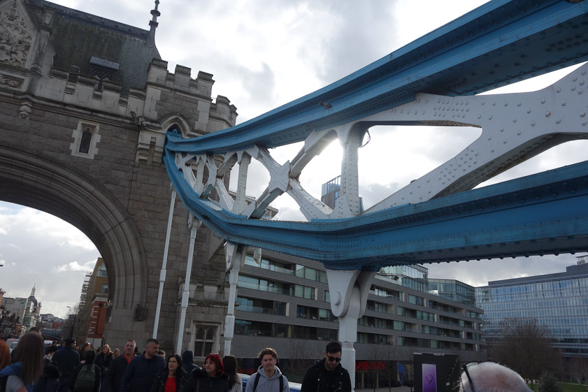 This shows the loop is segemented, not a continuous curve. That is one of the tall towers.